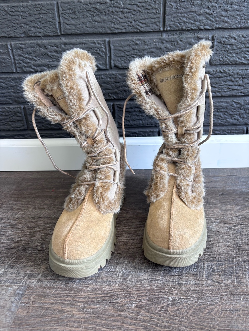 Y2K Skechers Women’s Tan Faux-Fur Lace-Up Winter Boots NWOB -7